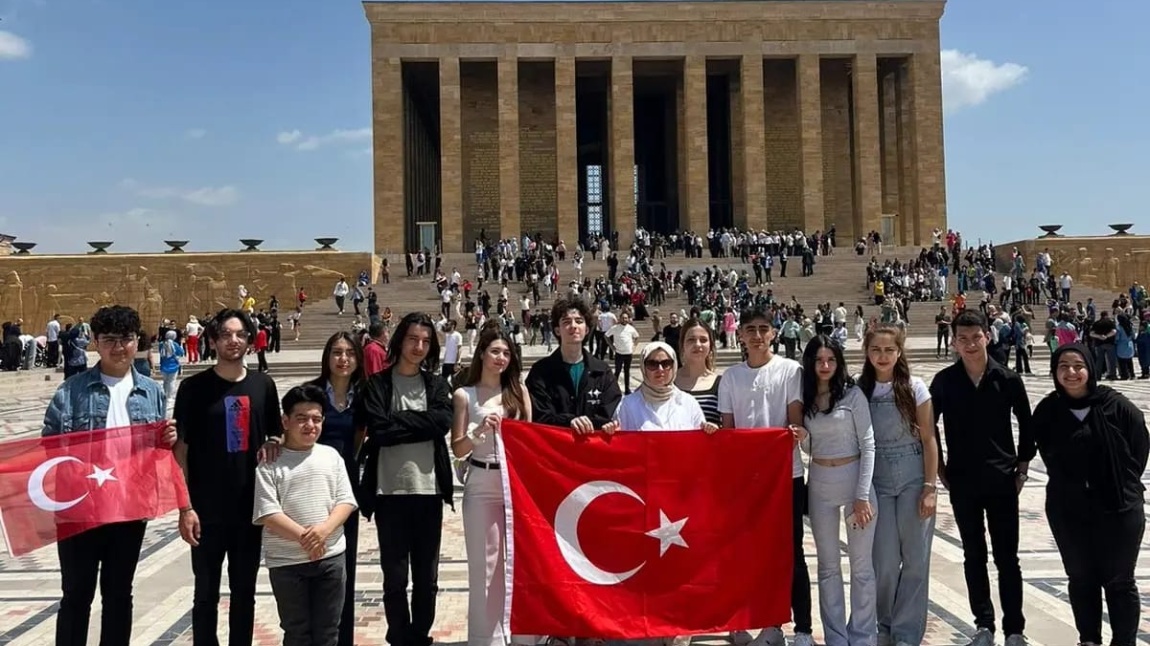 Atatürk'ün gençliğe emanet ettiği bu bayramda, Atamızı ziyaret eden öğretmeniz Semra Özdemir ve öğrencilerini kutluyoruz. 